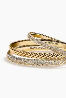 Trois bracelets David Yurman Sculpted Cable en or jaune.