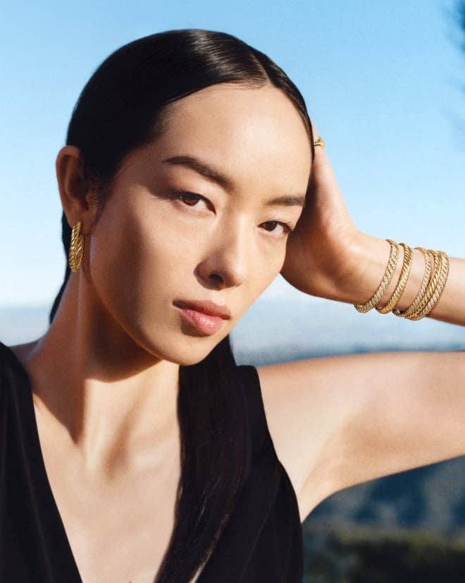 Fei Fei Sun portant des bijoux Sculpted Cable David Yurman.