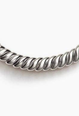 Collier torsade sculptée en argent signé David Yurman.