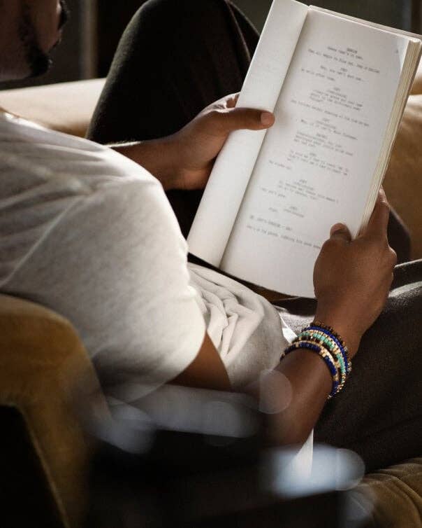 Michael B. Jordan portant des perles spirituelles David Yurman.