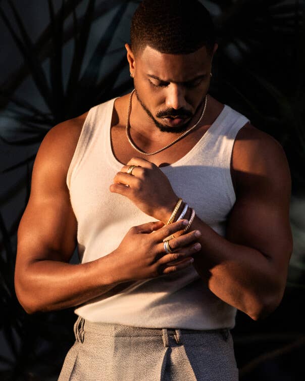 Michael B. Jordan dans la campagne Sculpted Cable de David Yurman.