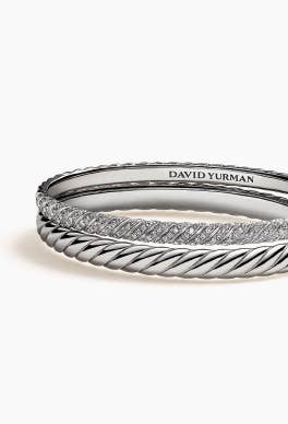 Des bracelets David Yurman Sculpted Cable en or blanc.