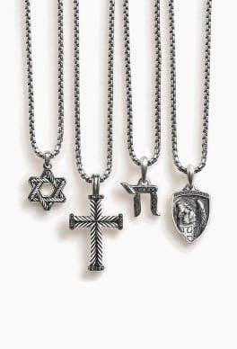 Quatre amulettes religieuses David Yurman.