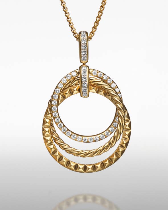 Un pendentif David Yurman Crossover Trio.