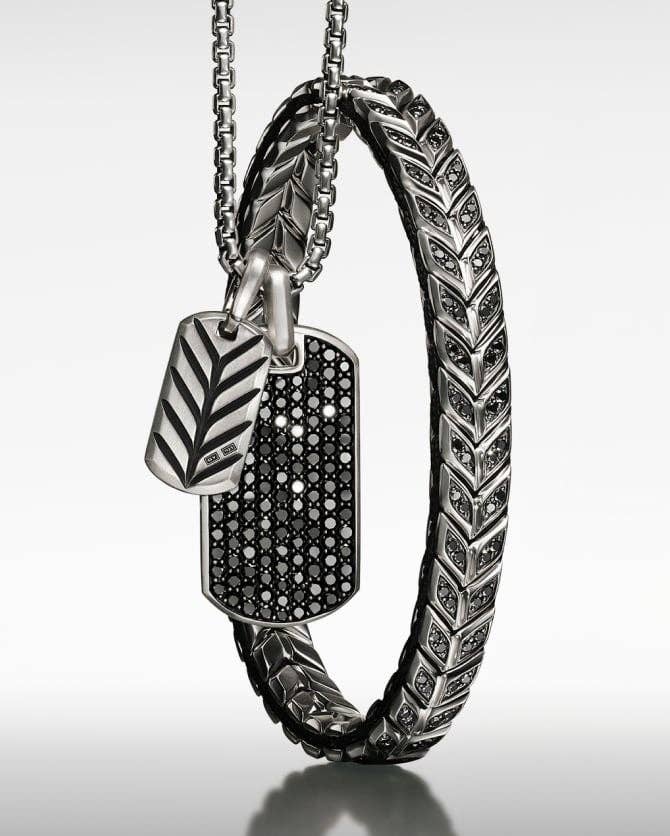 Médailles et un bracelet David Yurman Chevron.