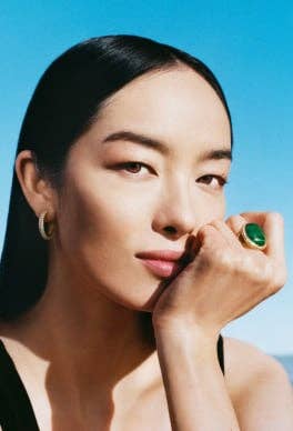 Fei Fei Sun wearing David Yurman Albion ring.