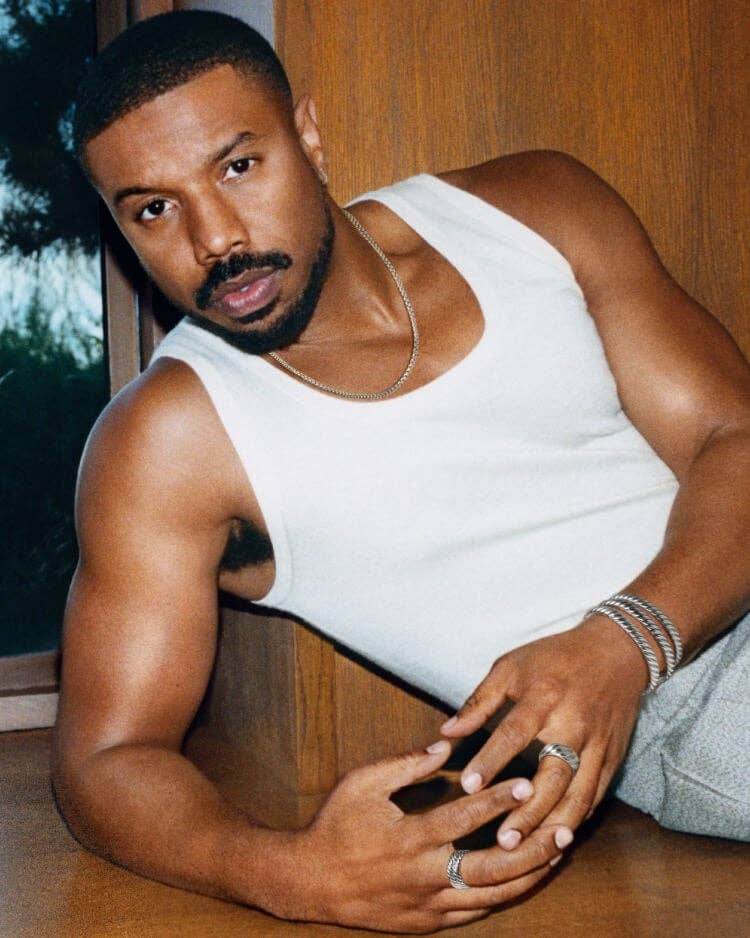 Michael B Jordan portant des bijoux Sculpted Cable signés David Yurman.