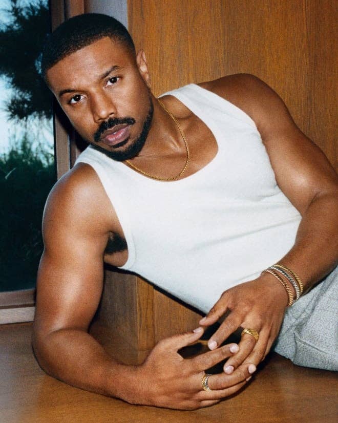 Michael B. Jordan portant la collection Sculpted Cable pour homme.