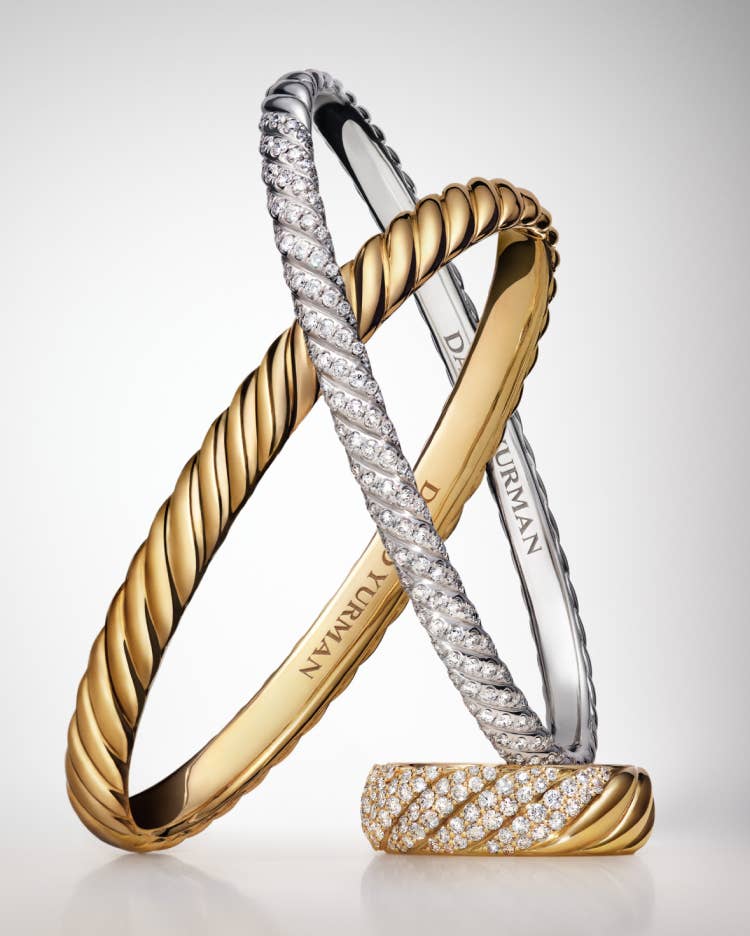 Deux bracelets manchette David Yurman Sculpted Cable et une bague.