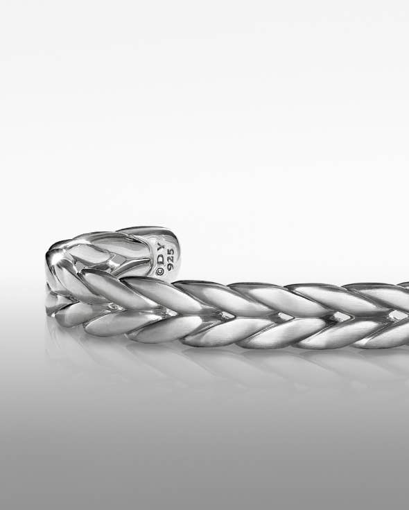 Un bracelet manchette David Yurman Chevron en argent.