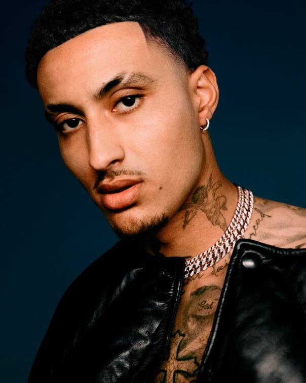 Kyle Kuzma wearing a curb chain necklace.