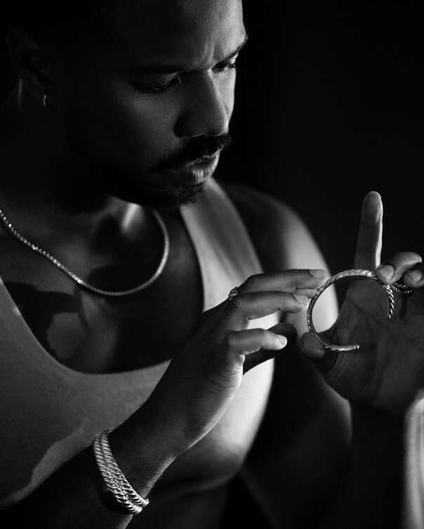 Michael B Jordan portant des bijoux Sculpted Cable de David Yurman.