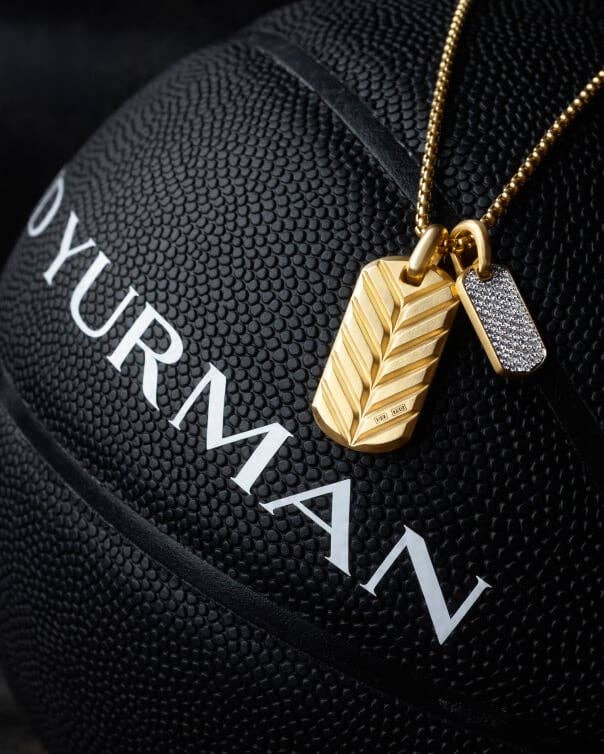 Médaille David Yurman Chevron sur un ballon de basket.